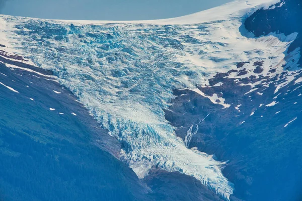 Hay Glaciar Azul Claro Entre Las Dos Montañas Los Fiordos — Foto de Stock