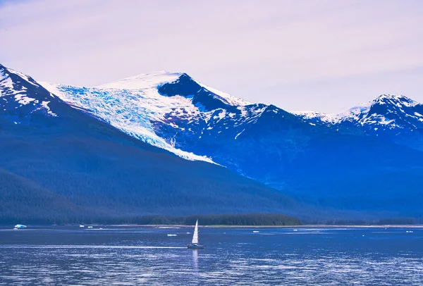 Segelbåt Sjön Berg Med Smältande Snö Bakgrunden Fjordarna Alaska Unika — Stockfoto