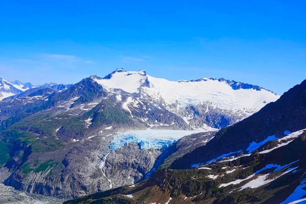 ヘリコプターの窓から氷河を見下ろす すごいわね 氷河の景色を望むヘリコプターに乗る 米国アラスカ州ジュノー 2019年6月 — ストック写真