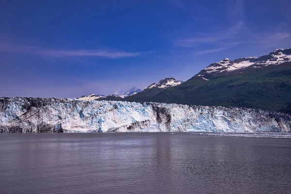 夏の棚氷の景色 山の上に小さな雪 クルーズ船からの棚氷の景色をお楽しみください アラスカ アメリカ 2019年7月 — ストック写真