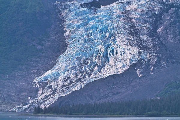 Льодовик Впадає Озеро Яке Має Шматочки Льоду Поверхні Насолоджується Виглядом — стокове фото