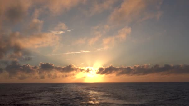 Güneş Işığı Zaman Zaman Bulutlar Arasında Belirdi Kayboldu Sis Çok — Stok video