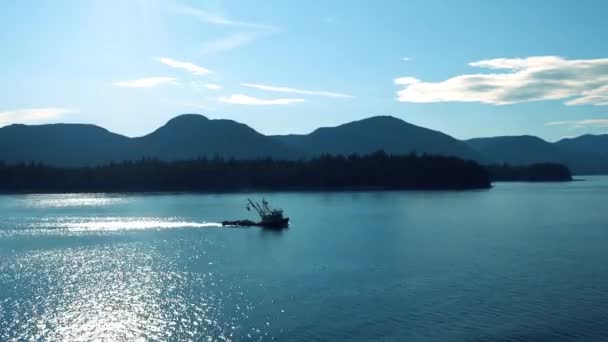 Barco Trabalho Navegando Lago Luz Solar Manhã Mapeou Superfície Lago — Vídeo de Stock