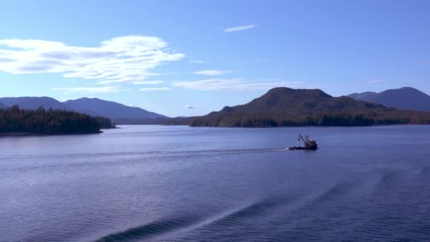 Work Boat Sailing Lake Morning Sunlight Mapped Surface Lake Ketchikan — 图库视频影像