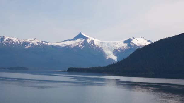 Berget Med Gröna Träd Bakgrunden Ligger Ett Berg Med Snö — Stockvideo