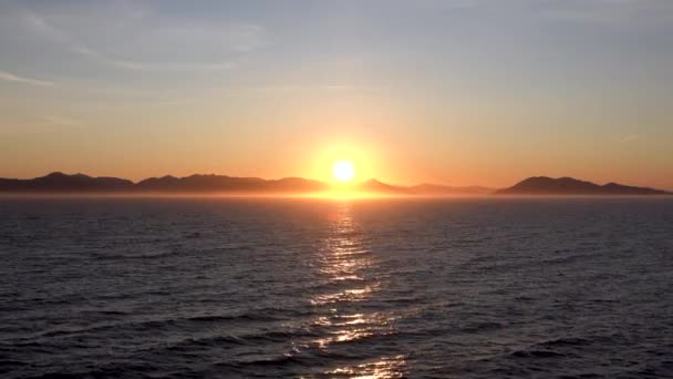 Belo Pôr Sol Dourado Sobre Lago Luz Laranja Frente Montanhas — Vídeo de Stock