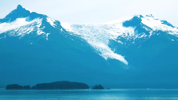 Żaglówka Jeziorze Góry Topniejącym Śniegiem Tle Fiordy Alaski Unikalne Krajobrazy — Wideo stockowe