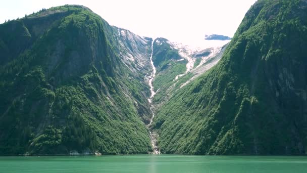 Pequena Cachoeira Formada Após Neve Derreter Lago Para Ver Icebergs — Vídeo de Stock