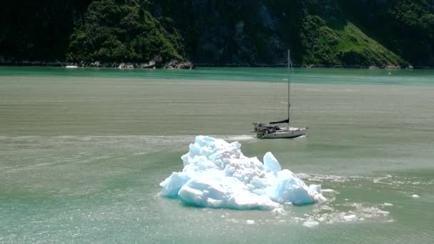 Barca Vela Naviga Lago Con Banchi Ghiaccio Vista Dell Alaska — Video Stock