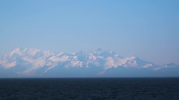 Bawah Langit Biru Gunung Terlihat Agak Misterius Fjord Dari Alaska — Stok Video