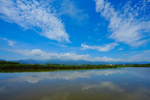 Céu Azul Montanhas São Refletidos Água Limpa Lagoa Céu Dia — Fotografia de Stock