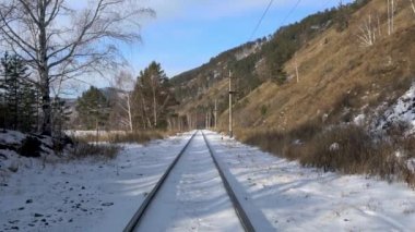 Demiryolu raylarında birçok ayak izi var, Circum-Baykal Demiryolu. Baykal Gölü, çeşitli kar ve buz manzaraları. Irkutsk Oblastı, Rusya. Ocak 2019.