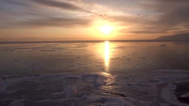 Alacakaranlıkta donmuş Bergre Gölü manzarası. Kamera yatay olarak çekilmiş. Baykal Gölü, çeşitli kar ve buz manzaraları. Irkutsk Oblastı, Rusya. Ocak 2019.
