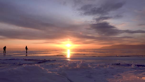 Silhouet Van Twee Schaatsers Het Ijs Van Het Baikalmeer Bij — Stockvideo