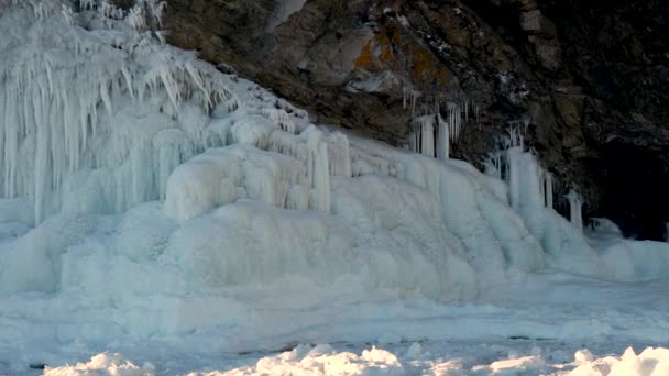 Скалистые Горы Покрытые Льдом Сосульками Камера Движется Влево Направо Северная — стоковое видео