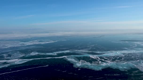 Het Oppervlak Van Het Bevroren Meer Veel Witte Scheuren Camera — Stockvideo