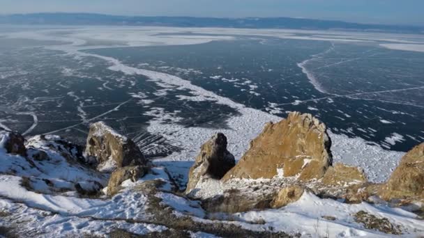 Tři Brothers Rocks Břehu Zamrzlého Jezera Bajkal Cape Sagan Kushun — Stock video