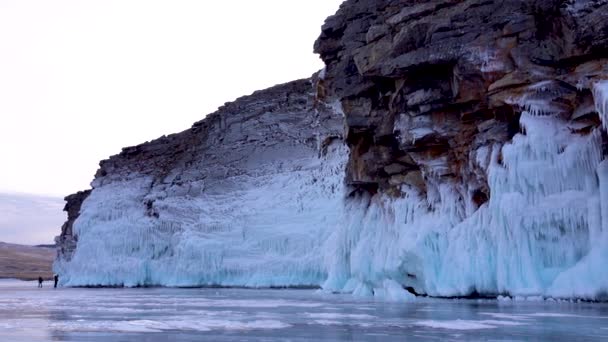 Turisták Képeket Készítenek Befagyott Jéggel Borított Sziklás Hegyeiről Olehun Sziget — Stock videók