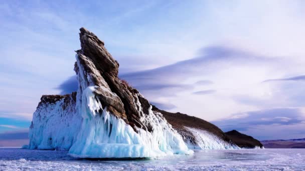 Piatra Formă Cap Dragon Este Acoperită Gheață Zăpadă Insula Ogoy — Videoclip de stoc