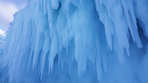 高い角度で撮影された空を反映した青いつららのクローズアップ Olehun島 湖バイカル 氷のフィールドのつららビューの南線 ロシアだ 2019年1月 — ストック動画