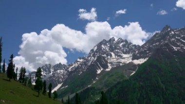 Güzel dağ manzarası. Mavi gökyüzü, beyaz bulutlar, beyaz kar. Jammu ve Kashmir 'deki Sonamarg Hill Trek' te derinlemesine bir yolculuk, Haziran 2018