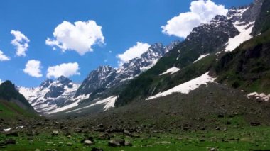 Güzel dağlar. Mavi gökyüzü, beyaz bulutlar, beyaz kar. Yerel halk yürüyor. Jammu ve Kashmir 'deki Sonamarg Hill Trek' te derinlemesine bir yolculuk, Haziran 2018