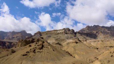 Güzel doğal manzara. Dağ sırası, aylakların yapısıdır. Ladakh, Jammu ve Kashmir 'de Lamayuru ve Kargil' in görüntüsü, Haziran 2018