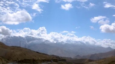 Güzel doğal manzara. Dağ sırası, aylakların yapısıdır. Ladakh, Jammu ve Kashmir 'de Lamayuru ve Kargil' in görüntüsü, Haziran 2018