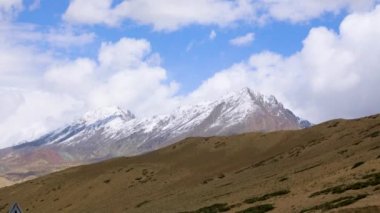 Güzel doğal manzara. Dağ sırası, aylakların yapısıdır. Ladakh, Jammu ve Kashmir 'de Lamayuru ve Kargil' in görüntüsü, Haziran 2018