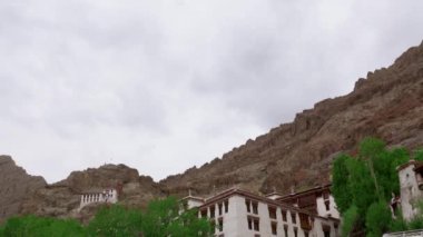 Tikse (Tiksey) gompa veya Thiksay (Thiksey) manastırı. Loess Dağı 'nda inşa edilmiş. 15. yüzyıl manzarası Ladakh, Jammu ve Kashmir, Hindistan, Haziran 2018.