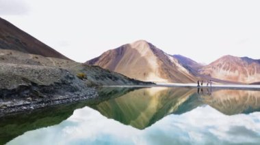 Pangong Tso ya da Pangong Gölü bataklık ve sulak alandır. Sarı Dağ. Himalayalar, Jammu ve Kashmir, Hindistan 'da bir endorheik göl manzarası. Haziran 2018