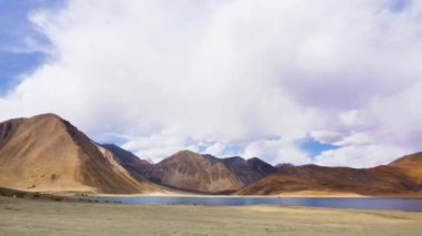 Pangong Tso ya da Pangong Gölü bataklık ve sulak alandır. Sarı Dağ. Himalayalar, Jammu ve Kashmir, Hindistan 'da bir endorheik göl manzarası. Haziran 2018