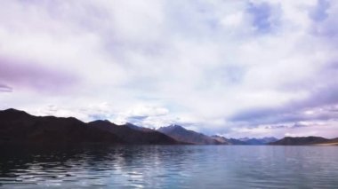 Pangong Tso ya da Pangong Gölü bataklık ve sulak alandır. Sarı Dağ. Himalayalar, Jammu ve Kashmir, Hindistan 'da bir endorheik göl manzarası. Haziran 2018
