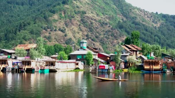 2018 Srinagar India Lifestyle Dal Lake Local Man Use Shikara — 비디오