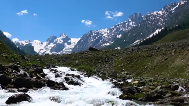 Nádherná Horská Scenérie Modrá Obloha Čistá Řeka Kameny Hloubkový Výlet — Stock video