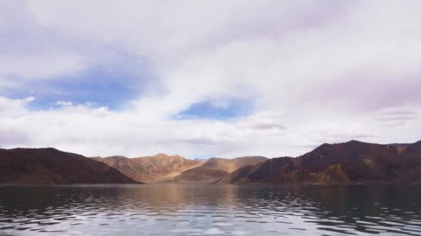 Pangong Tso Pangong Gölü Bataklık Sulak Alandır Sarı Dağ Himalayalar — Stok video