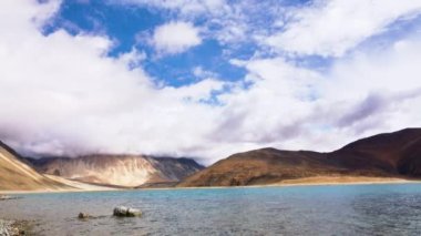 Pangong Tso ya da Pangong Gölü bataklık ve sulak alandır. Sarı Dağ. Himalayalar, Jammu ve Kashmir, Hindistan 'da bir endorheik göl manzarası. Haziran 2018