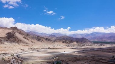 Sarı Dünya 'nın vadisinde bir köy. Sarı dağlarla çevrili. Ladakh, Jammu ve Kaşmir 'deki manzara, Hindistan, Haziran 2018.