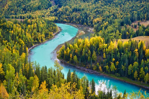 Kanas Gölü 'nün Moon Körfezi. Kristal mavi suyu olan kıvrımlı nehir. Yeşil ağaçlar. Cennetin doğal güzelliği. Kanas Doğa Koruma Alanı. Xinjiang Eyaleti, Çin. Eylül 2018