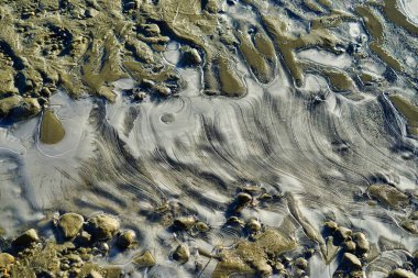 Akış düzeni. Nehir suyu, ipeksi bir desen oluşturmak için taşın içinden geçer. Kanas Gölü, doğal bir göl ve dağ cenneti. Xinjiang Eyaleti, Çin. Eylül 2018