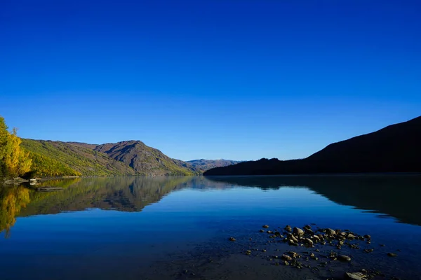 Ηρεμία Της Λίμνης Και Των Βουνών Αντανάκλαση Του Γαλάζιου Ουρανού — Φωτογραφία Αρχείου