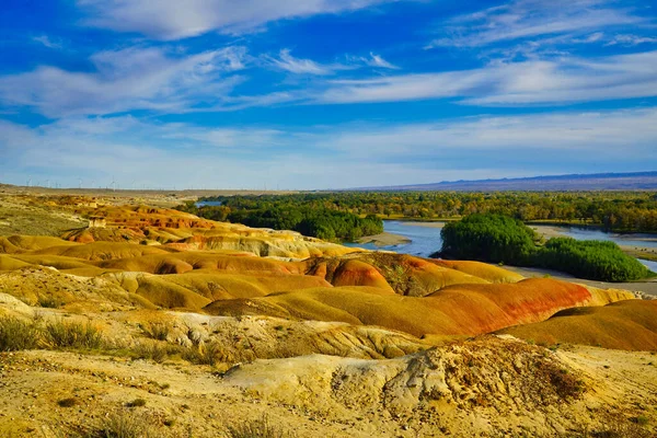 Renkli kayalar rüzgar ve su erozyonu ve uzun süreli sızıntı sonucu oluşmuştur. Colful Beach (Rainbow Beach), Burqin Yadan landform, Irtysh River, Xinjiang, Çin. Eylül 2018
