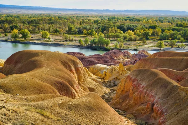 Renkli kayalar rüzgar ve su erozyonu ve uzun süreli sızıntı sonucu oluşmuştur. Colful Beach (Rainbow Beach), Burqin Yadan landform, Irtysh River, Xinjiang, Çin. Eylül 2018