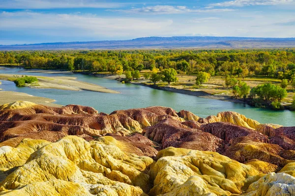 Renkli kayalar rüzgar ve su erozyonu ve uzun süreli sızıntı sonucu oluşmuştur. Colful Beach (Rainbow Beach), Burqin Yadan landform, Irtysh River, Xinjiang, Çin. Eylül 2018