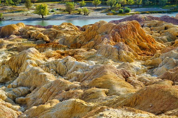 Renkli kayalar rüzgar ve su erozyonu ve uzun süreli sızıntı sonucu oluşmuştur. Colful Beach (Rainbow Beach), Burqin Yadan landform, Irtysh River, Xinjiang, Çin. Eylül 2018