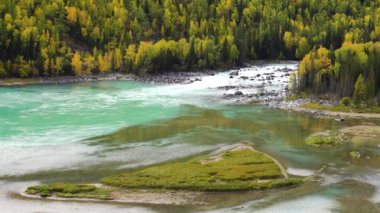 Kanas Gölü 'nün Moon Körfezi. Kristal mavi suyu olan kıvrımlı nehir. Yeşil ağaçlar. Cennetin doğal güzelliği. Kanas Doğa Koruma Alanı. Xinjiang Eyaleti, Çin. Eylül 2018