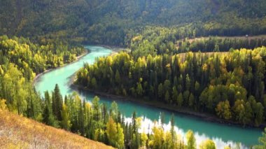 Kanas Gölü 'nün Moon Körfezi. Kristal mavi suyu olan kıvrımlı nehir. Yeşil ağaçlar. Cennetin doğal güzelliği. Kanas Doğa Koruma Alanı. Xinjiang Eyaleti, Çin. Eylül 2018