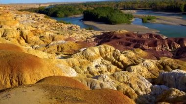 Renkli kayalar rüzgar ve su erozyonu ve uzun süreli sızıntı sonucu oluşmuştur. Colful Beach (Rainbow Beach), Burqin Yadan landform, Irtysh River, Xinjiang, Çin. Eylül 2018