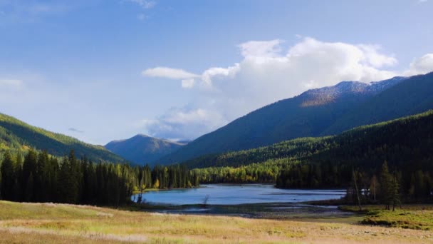 Baie Des Dieux Lac Kanas Eau Tranquille Arbres Nuages Mystérieux — Video