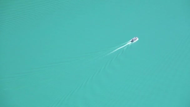 파빌리온 으로부터 배들을 호수는 수정처럼 푸르다 카나스 Kanas Lake 자연의 — 비디오